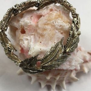 STAR Vintage Leaf Motif Bracelet Goldtone 7” EUC